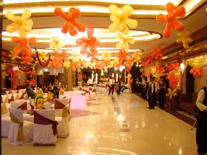 Banquet hall decorated with balloons for a birthday party by Event Management Services from Kiyoh